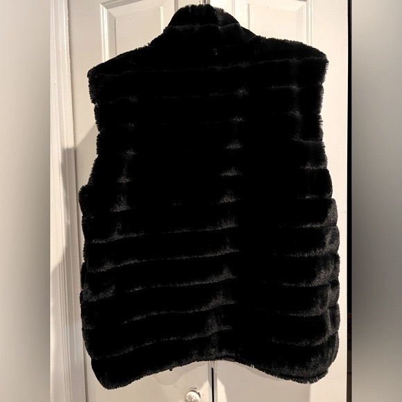 ☁️ SOFT☁️Faux Fur Black Vest , Zip Front , Pockets , Silky Lining - SO SOFT!!!’ - Picture 7 of 9